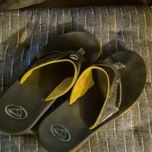 BOTTLE OPENER Black and Yellow REEF Flip Flops sz 8